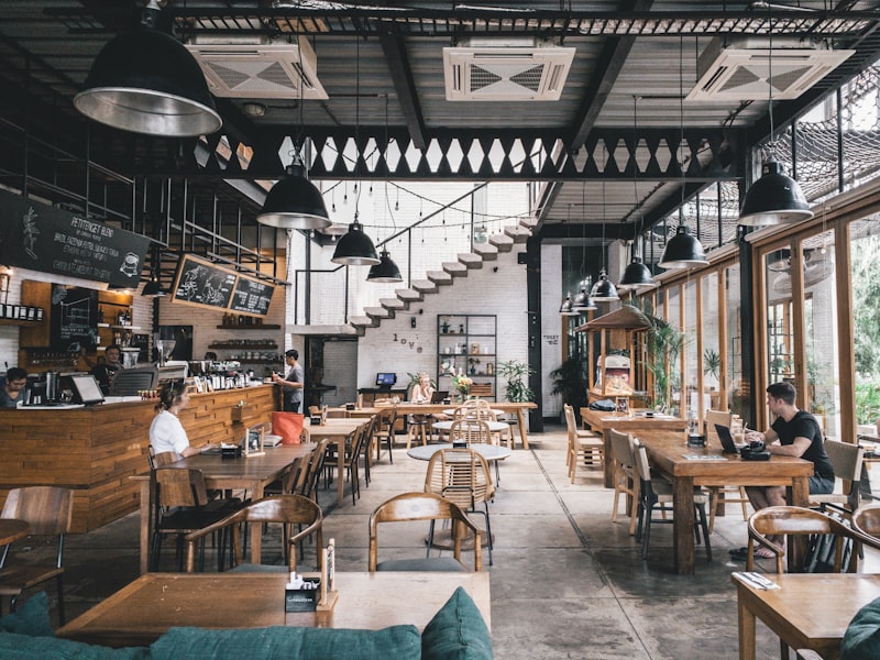 Atención y servicio de restaurante en operación
